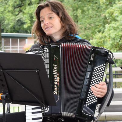 Mirte op accordeon